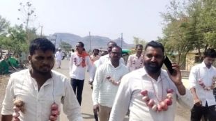 Voting by wearing onion garlands to protest against the central government
