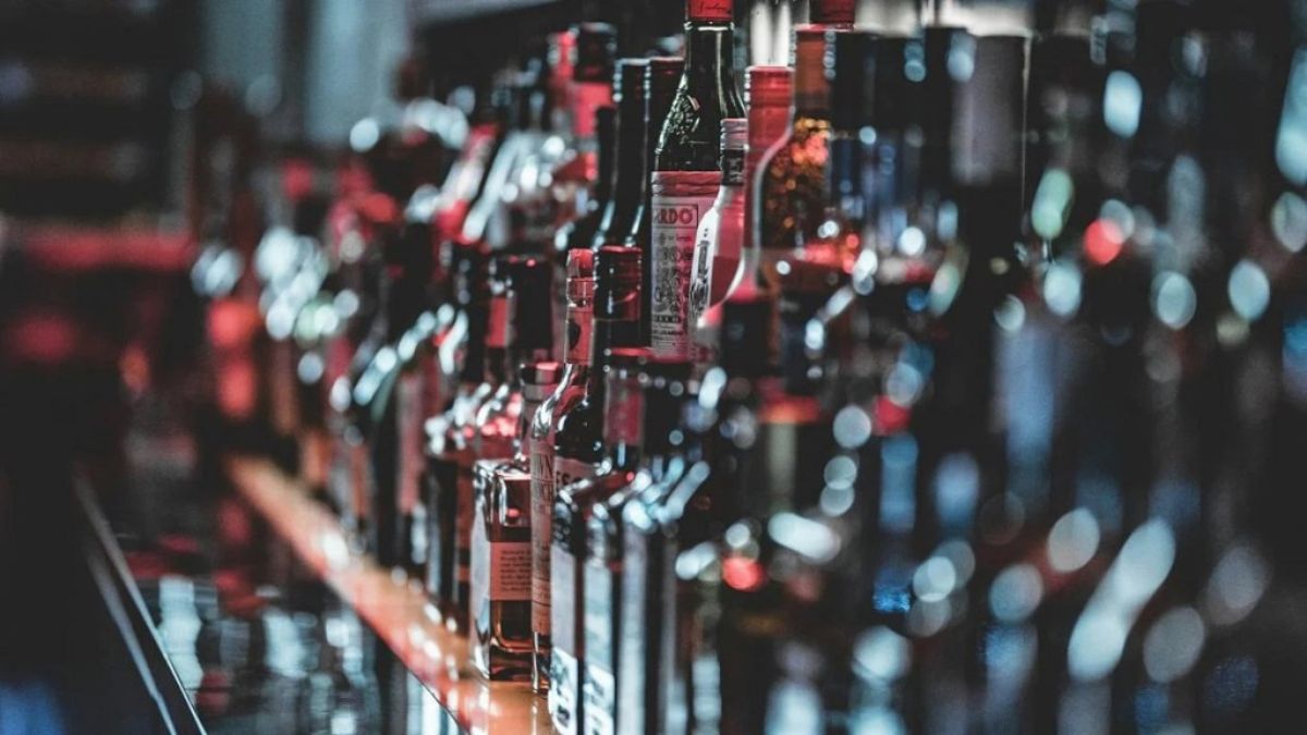 Police reminded of pub rules after tragedy Police Commissioners order to close pubs and bars on time