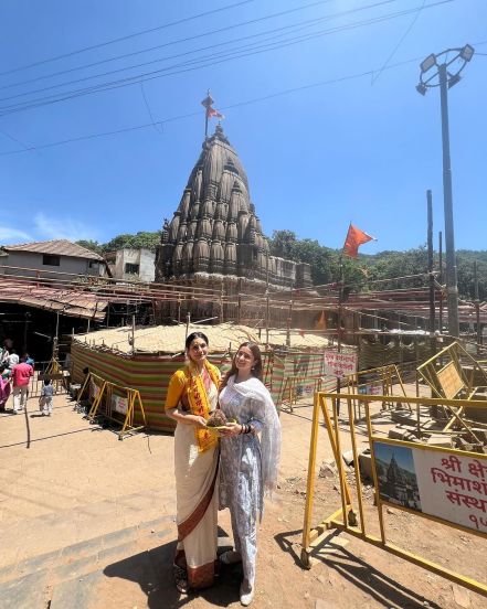 Raveena Tandon visited bhimashankar jyotirlinga with daughter rasha