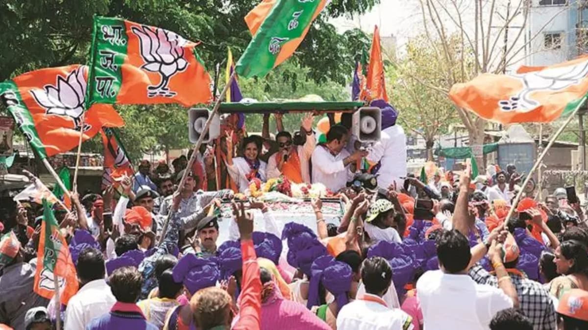 common men suffer due to traffic jam caused by political leaders roadshow zws