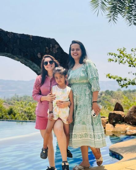 sonalee-kulkarni-family-trip 