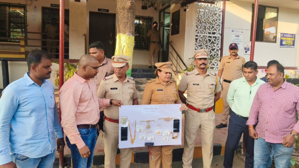 thief revealed in front of vasai police committed 65 house burglaries