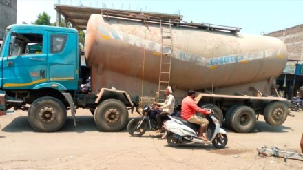 youth dies after cement electricity pole falls on him in yavatmal