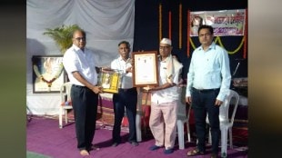 Honoring Vijay Manthanwar with Principal Bhausaheb Deshmukh Smriti Sant Sevak Award