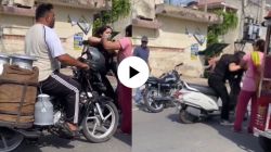 VIDEO : बॉयफ्रेंडला भेटायला बोलावणे तरुणीला पडले महागात, मुलाच्या आईचा भर रस्त्यात राडा, व्हायरल होतोय व्हिडीओ