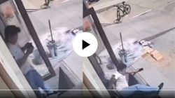 VIDEO : रस्त्यावरून चालताना फोन बघायची सवय आहे? तुमचाही होऊ शकतो असा अपघात, व्हिडीओ होतोय व्हायरल