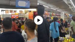 VIDEO : मॉलमध्ये चोरी करताना तरुणीला रंगहाथ पकडले, जाब विचारताच… पाहा, व्हायरल होतोय व्हिडीओ
