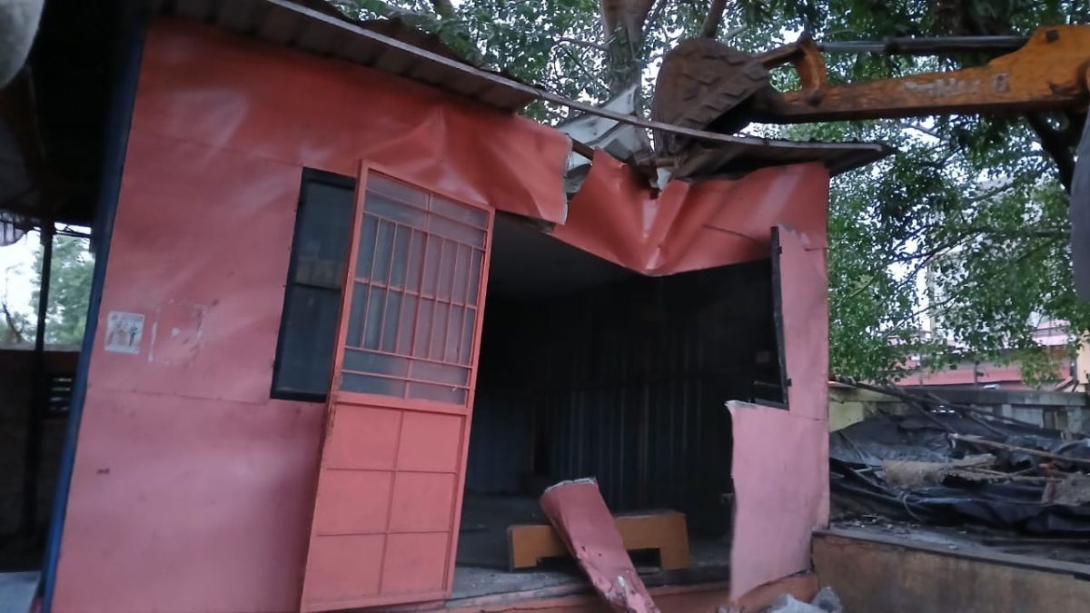 Clearance of encroachment recovery of premises rent from Vasant Gite Devyani Farandes demand