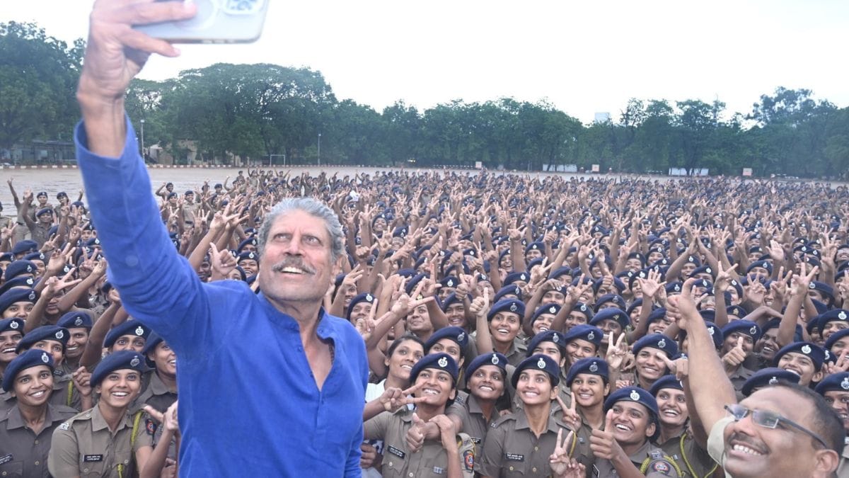 Kapil Dev came to Nagpur Police Training Center to interact with trainee women police
