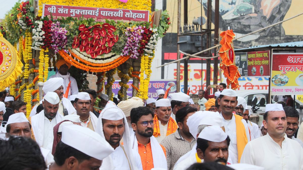 Muktaimatas palanquin set out to meet Vithuraya the honor of first entering Pandharpur