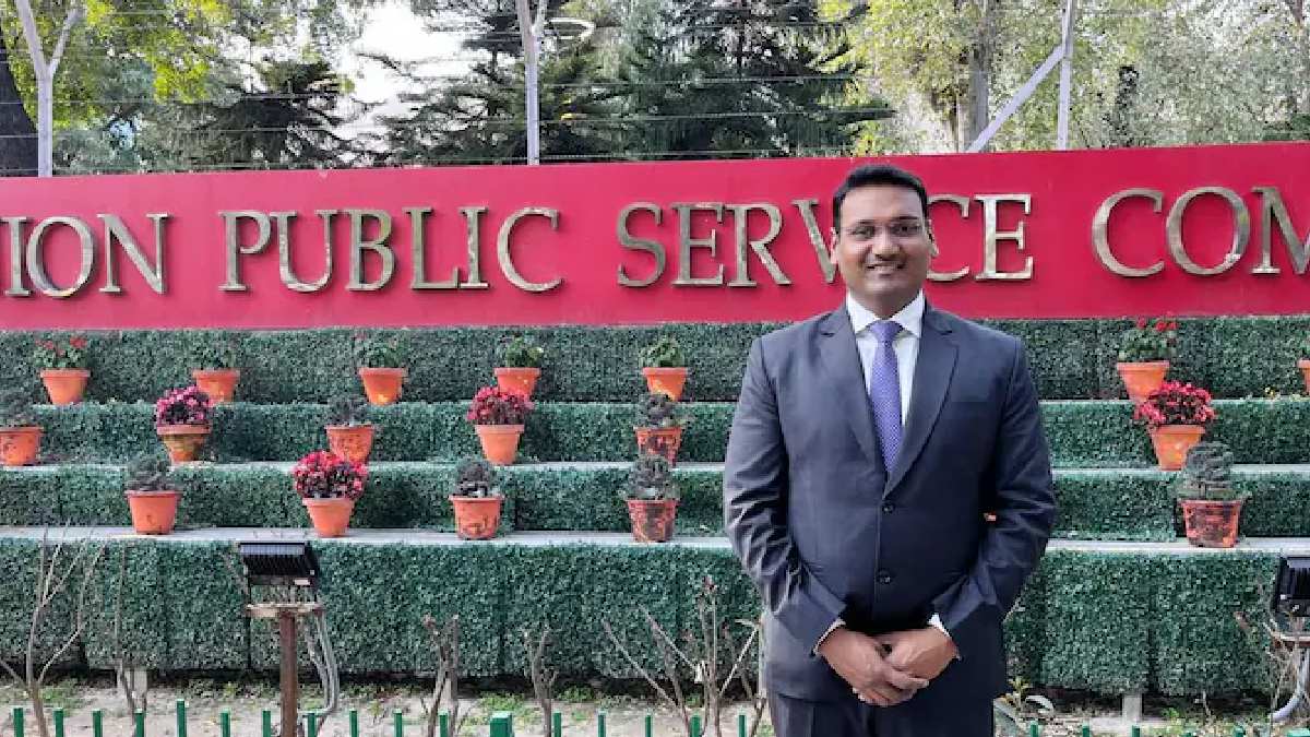IAS officer Ashish Kumar Singhal IIT topper