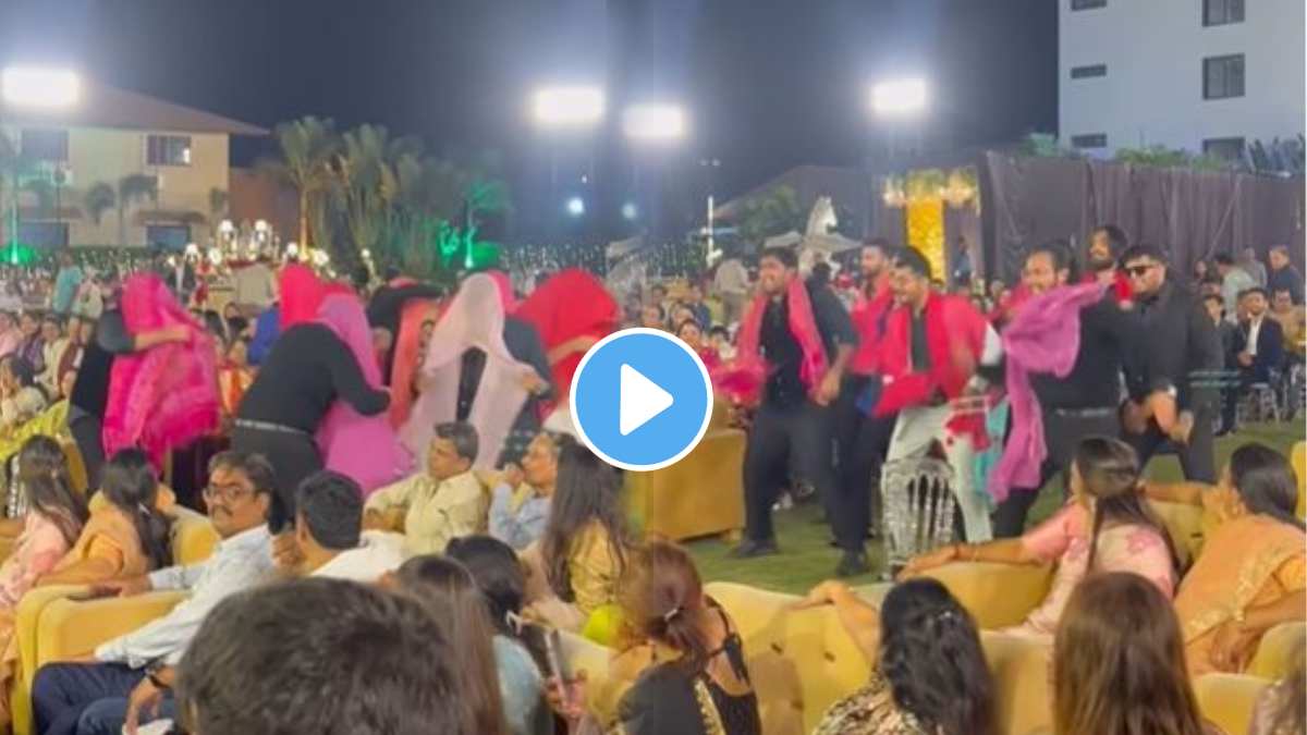 groom friends danced to the song Gulabi Sari in marriage