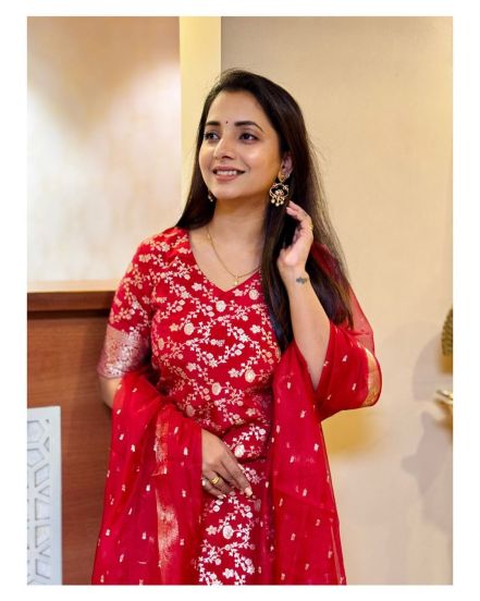 Sayali Sanjeev Pink Paithani Saree