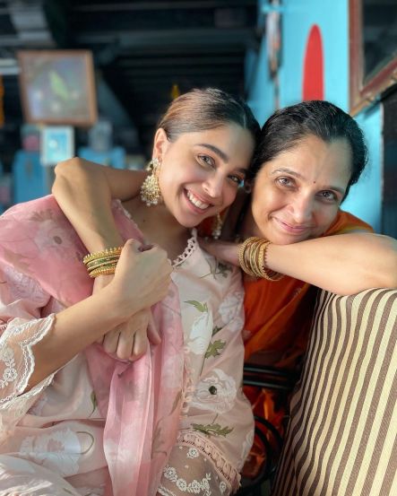 Sharvari Wagh Manohar joshi relation