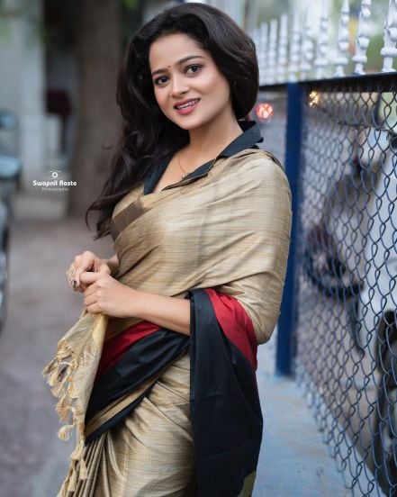 Shivali Parab Golden Saree Look