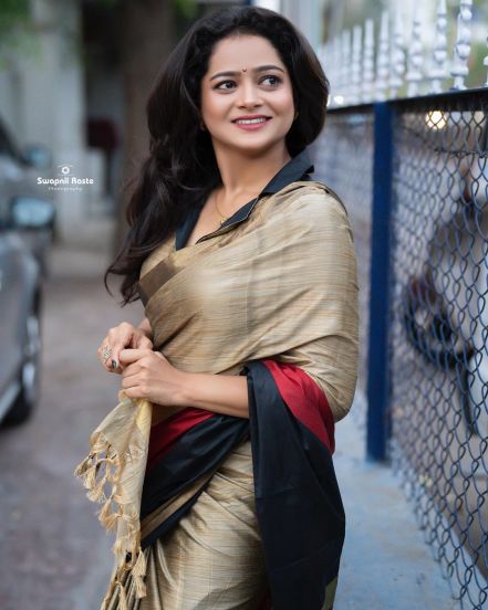 Shivali Parab Golden Saree Look