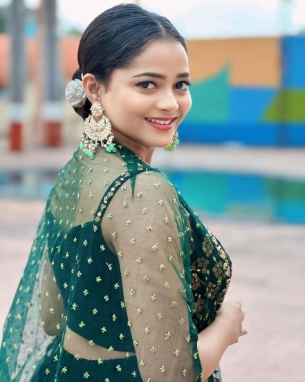Shivali Parab Golden Saree Look