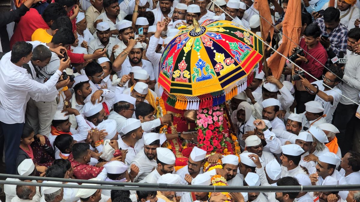 Departure of Saint Tukaram Maharajs palanquin to Pandharpur