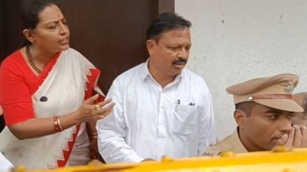 Argument between Yashomati Thakur and Chandrakant Patil Congress workers broke lock and took control of MP office