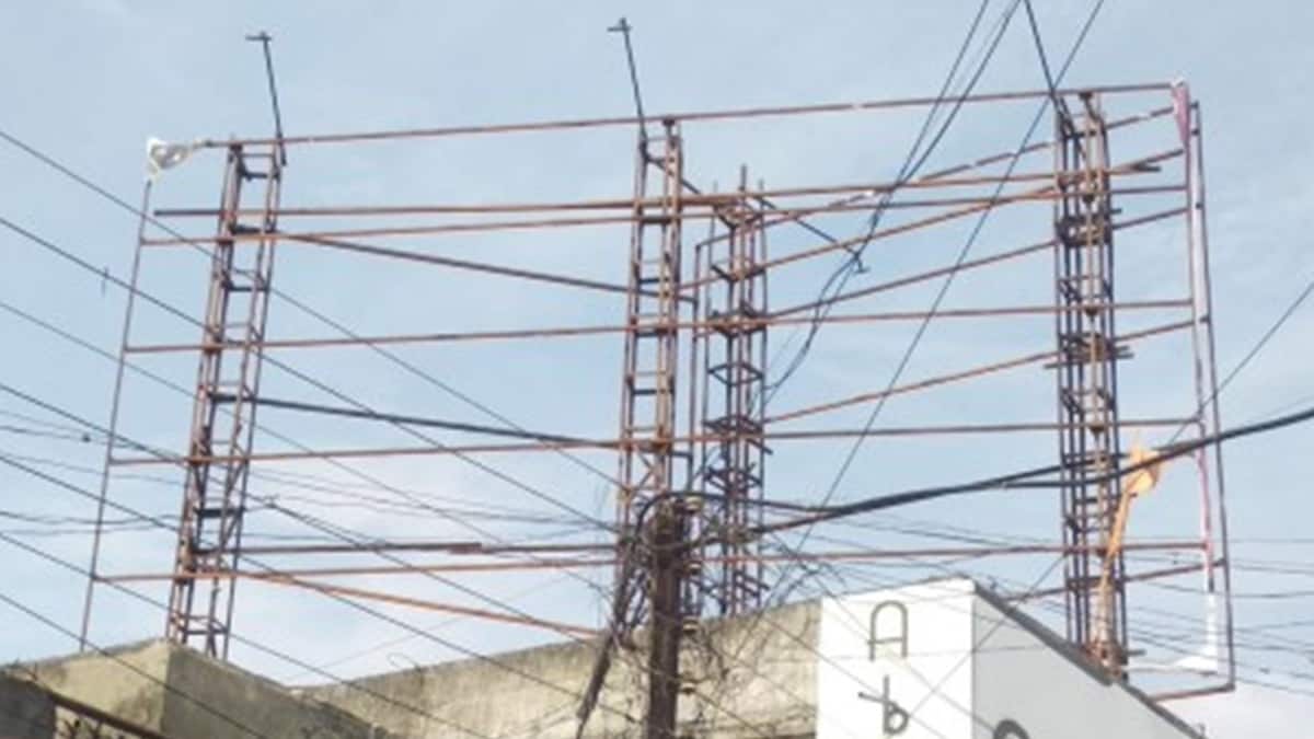 malad illegal hoarding collapse marathi news