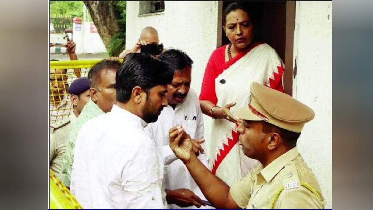Congress MP Balwant Wankhade and Yashomati Thakur seized the room by breaking the lock