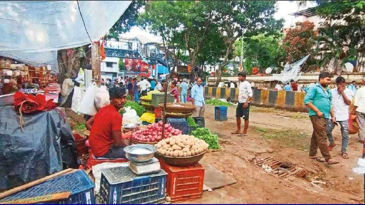 Hawker Encroachment, Hawker Encroachment Outside Borivali Station, Pedestrians and Commuters disruption due to Hawker in borivali station, Borivali station, Borivali news, Mumbai news, marathi news,
