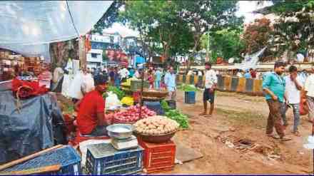 Hawker Encroachment, Hawker Encroachment Outside Borivali Station, Pedestrians and Commuters disruption due to Hawker in borivali station, Borivali station, Borivali news, Mumbai news, marathi news,