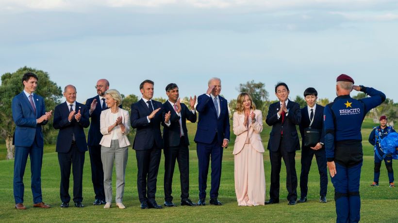 G7 - Leaders applaud parachuter