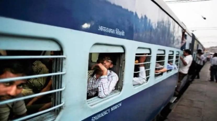 पण ट्रेनने प्रवास करण्यासाठी नाही पण कोणालातरी मदत करण्यासाठी म्हणून रेल्वे स्टेशनवर जात असाल तर अशावेळी तुमच्याकडे प्लॅटफॉर्म तिकीट आवश्यक असते.