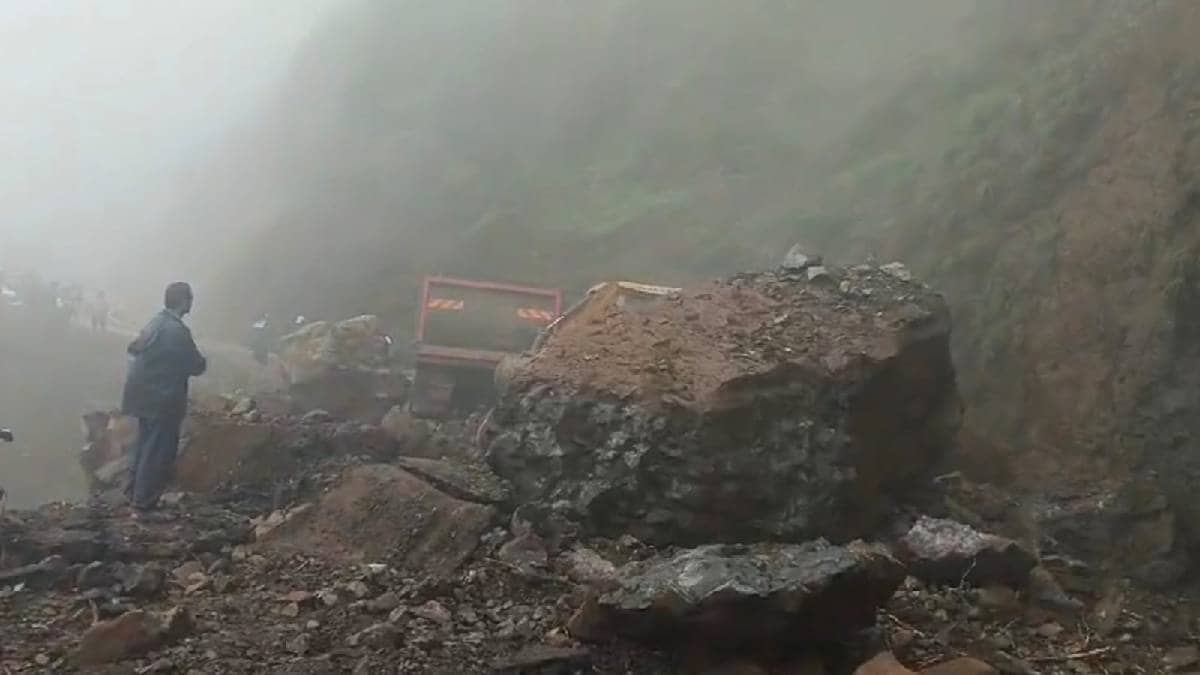 landslide in Anuskura Ghat, Kolhapur Konkan vehicular traffic disturbed