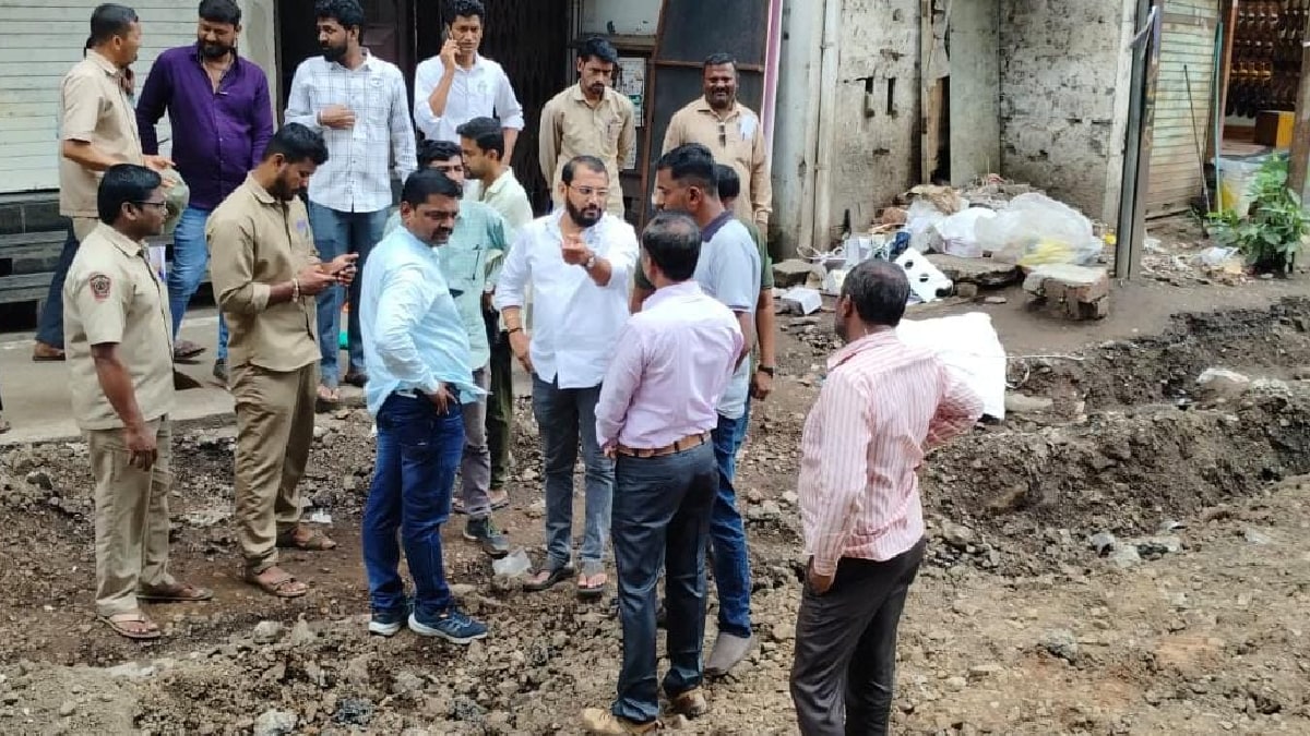 The road from Shivaji Chowk to Papachi Tikti in Chappal Line is controversial