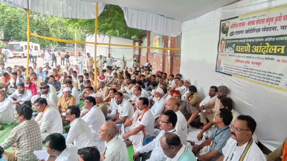 Autorickshaw drivers angry in Nagpur city movement for various demands