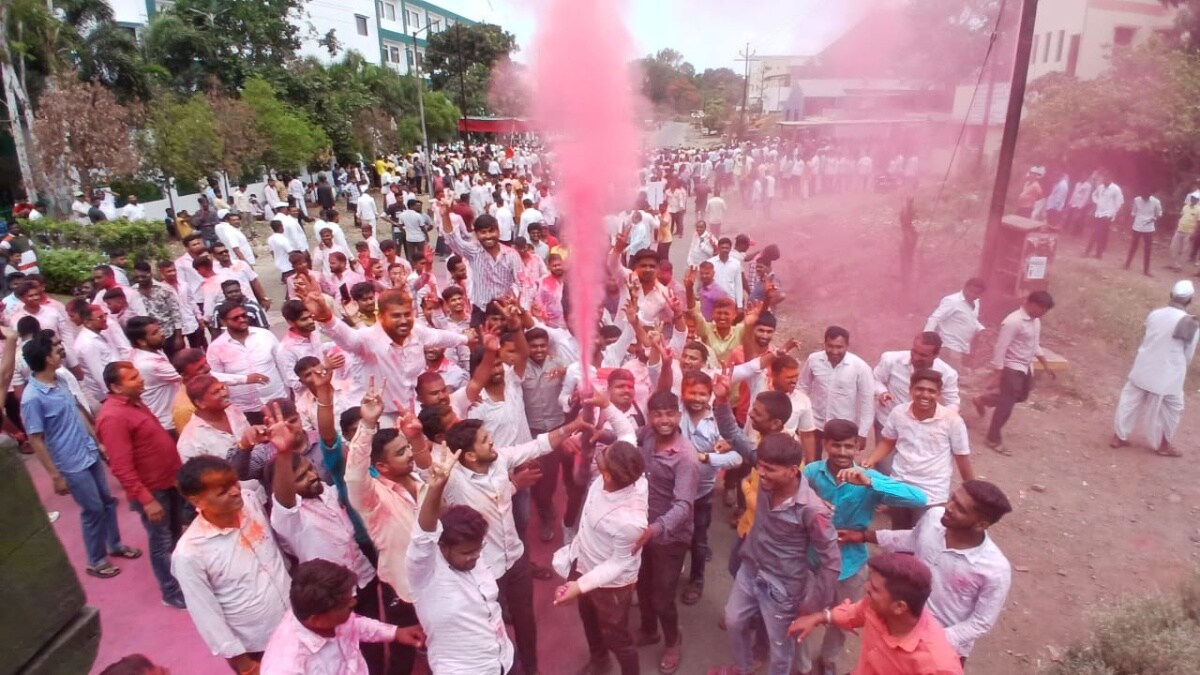 maha vikas aghadi workers cheering after victory
