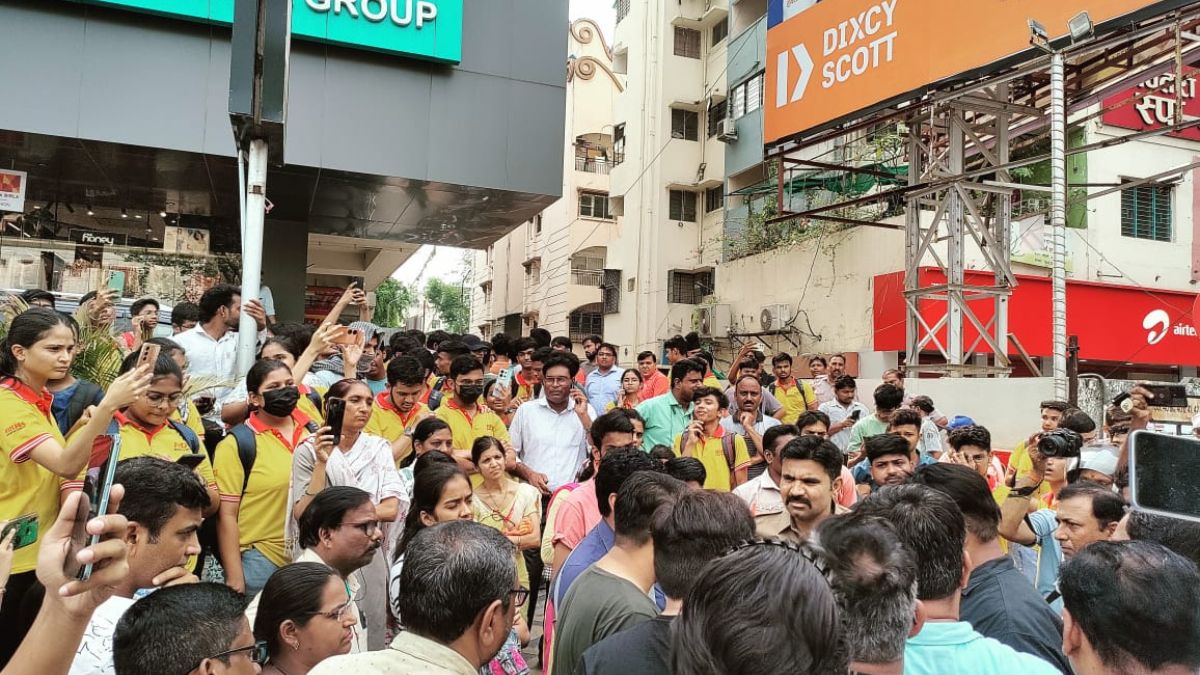 Hundreds of parents are on the streets against tuition teacher of JEE after the confusion over the results of NEET