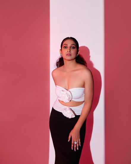 Maharashtrachi Hasyajatra fame Priyadarshini Indalkar shared bold photo on blue short dress on social media 