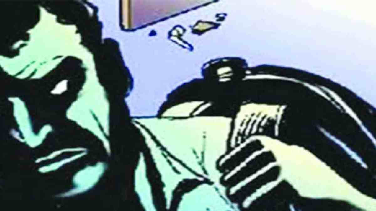 robbery in builder's home, Builder s Trusted Couple Flees with 27 Lakh, 40 tola gold stealing in Nagpur, robbery news, Nagpur news,