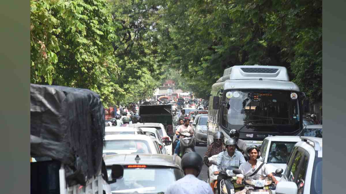 Traffic Chaos in Nagpur, Traffic Chaos in Ambazari Area Nagpur, Ambazari Area Citizens Demand Ban on Heavy Vehicles, Nagpur heavy traffic, Devendra fadnavis, nitin Gadkari, Nagpur news, traffic news,