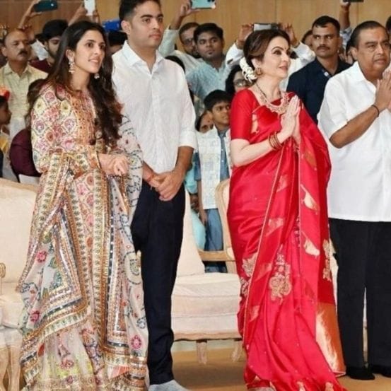 Mukesh Ambani and Nita Ambani organised mass wedding of the underprivileged being A newly married couple reaction