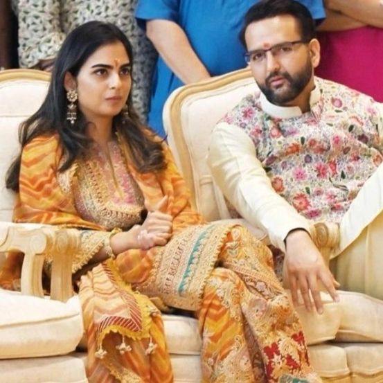 Mukesh Ambani and Nita Ambani organised mass wedding of the underprivileged being A newly married couple reaction