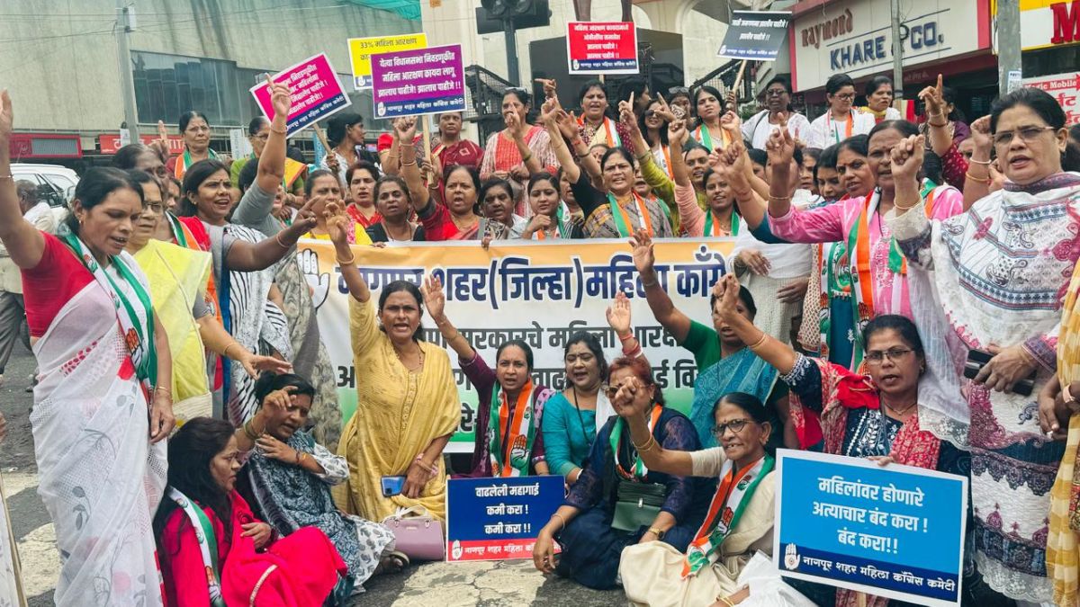 Congress women workers on the streets for 33 percent reservation