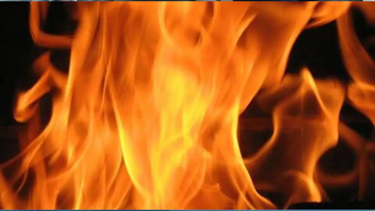Mumbai, fire, 22 storey building, Borivali, short circuit, suffocation, hospitalized, 70 year old man, Kanakia Samarpan Tower, Magathane Metro Station, marathi news, latest news, loksatta news,