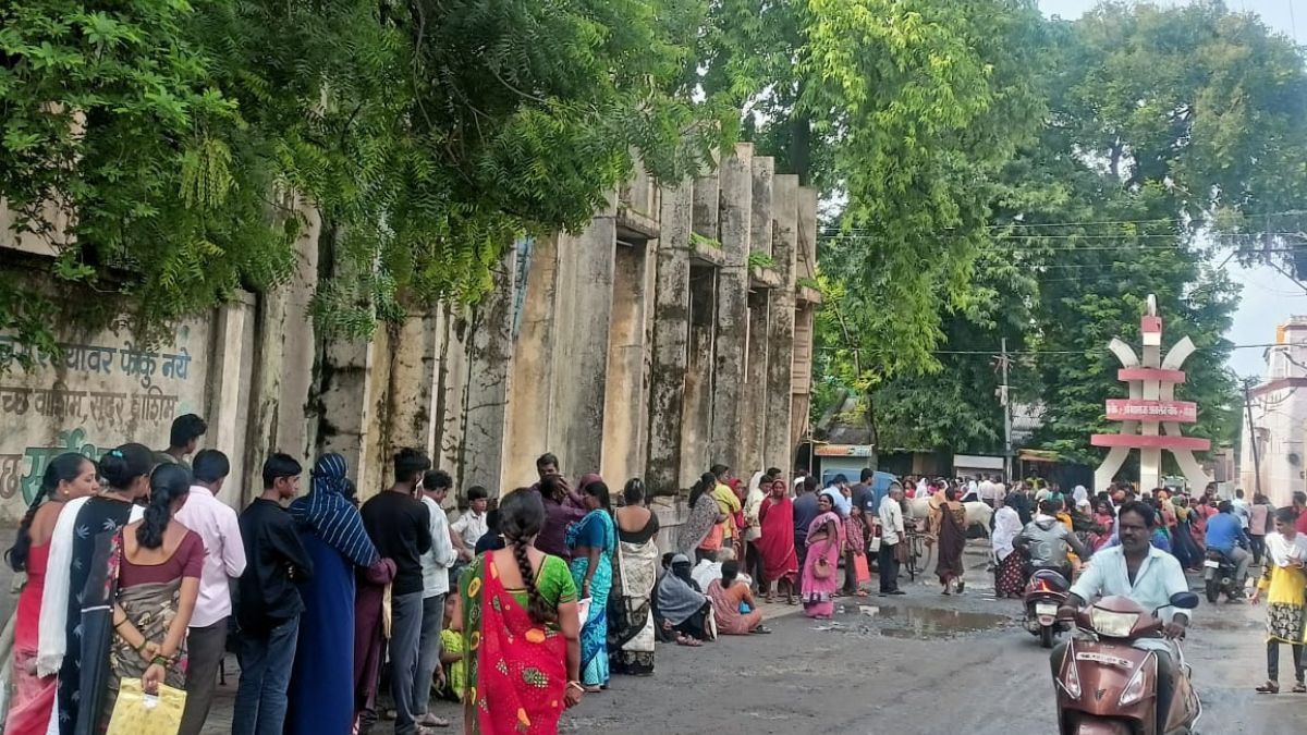 After the implementation of the Ladki Bahin scheme women flocked to the Talathi office to get income certificate in washim