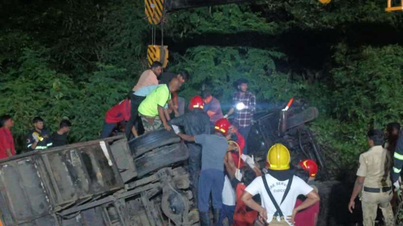 Horrible accident on Mumbai Pune Express bus going to Pandharpur Five dead, some serious