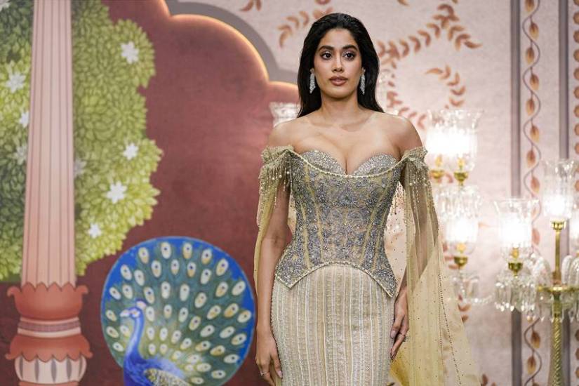 Janhvi Kapoor outfit in Shubh Ashirwad Ceremony