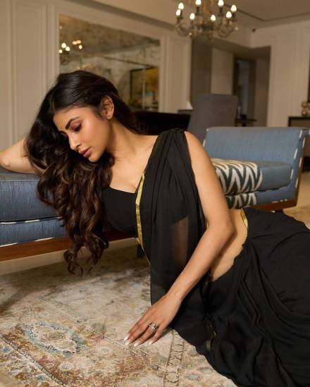 Mouni Roy Qualification