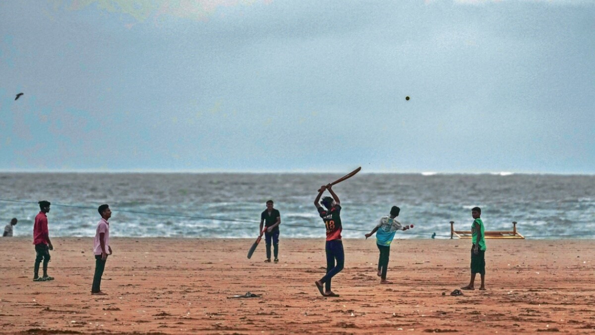 mumbai rain citizens rushed to the nearby tourist spots and mall on holiday