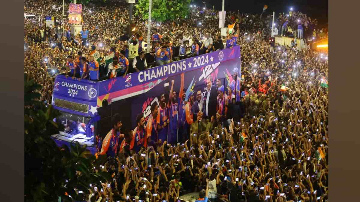 Indian Cricket Team, World Cup Victory Parade, World Cup Victory Parade in Mumbai, crowd in Mumbai Railway Stations, crowd in csmt, crowd in churchgate, Crowd Control Efforts in Mumbai,