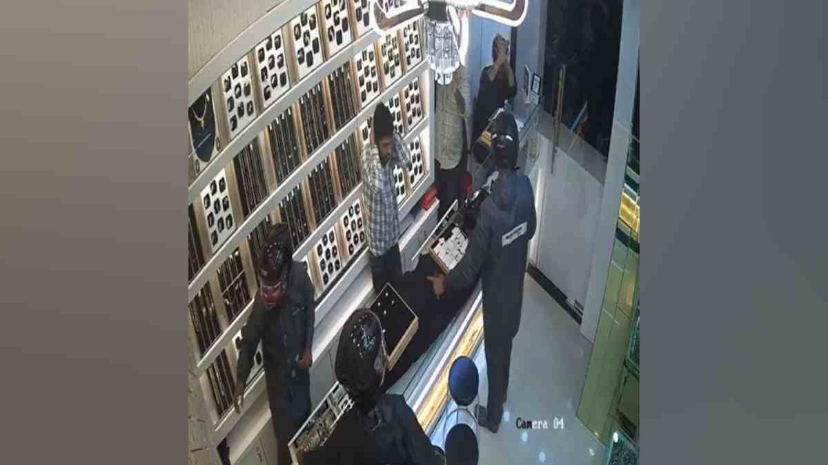 Kharghar, armed robbery, jeweler's shop, CCTV footage, gold and silver jewelry, thieves, revolver, siren alarm, two wheeler escape, Navi Mumbai, police, kharaghar news, navi mumbai news, loksatta news, marathi news,