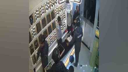 Kharghar, armed robbery, jeweler's shop, CCTV footage, gold and silver jewelry, thieves, revolver, siren alarm, two wheeler escape, Navi Mumbai, police, kharaghar news, navi mumbai news, loksatta news, marathi news,