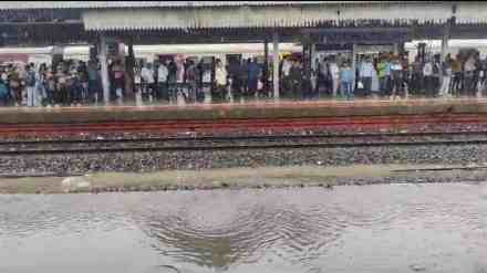 Thane railway station, thane Platform number five, Waterlogging at Thane s Platform 5, Passenger Disruption Amid Monsoon, thane news, latest news, loksatta news,